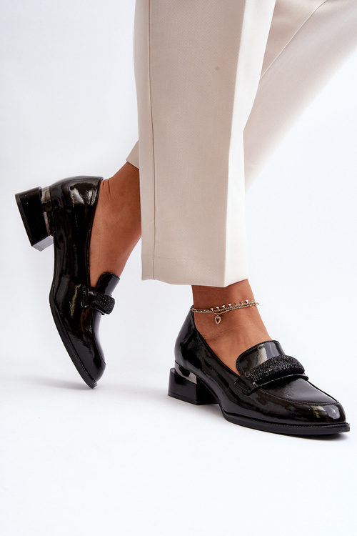 Жіночі лаковані туфлі на низькому каблуці бежеві Marilni