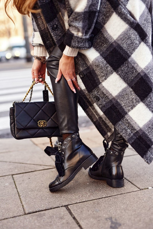 Утеплені чоботи з металевими перлами і стрічкою Black Perla