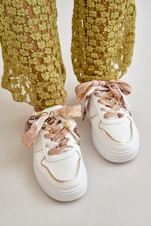 Жіночі кросівки на платформі з декоративною шнурівкою білого кольору Mistra