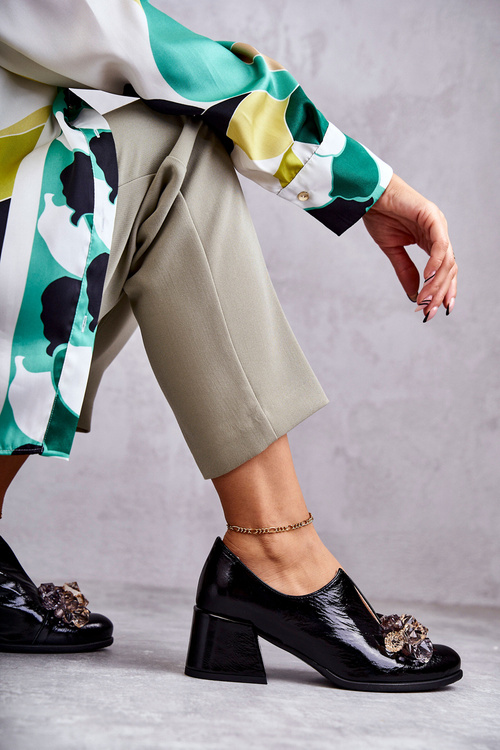 Гладкі шкіряні туфлі з яскравим декором чорного кольору Delaver