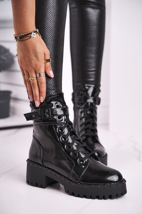 Чоботи жіночі лаковані чорні з головою вгору