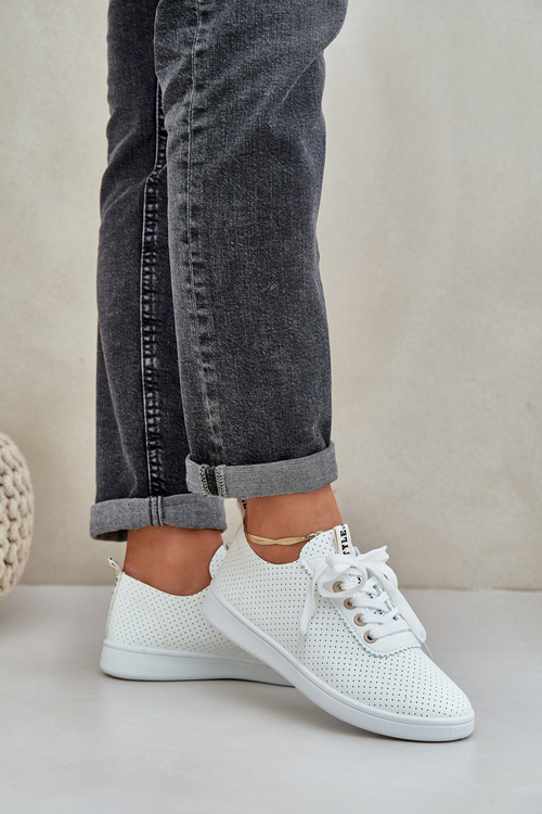 Жіночі Перфоровані Кросівки На Шнурівці Світло-бежеві Carinel