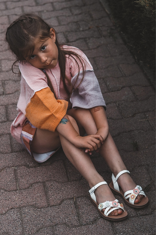 Дитячі босоніжки на липучці з квітами білі Nestalee