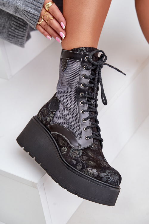 Шкіряні ботильйони на платформі та танкетці з малюнком Maciejka 06720-01 Чорні