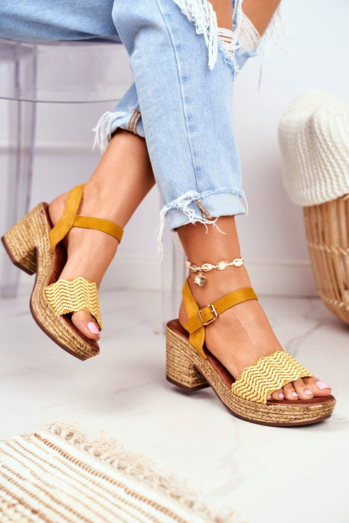 Жовті босоніжки на плетеній платформі Fobi