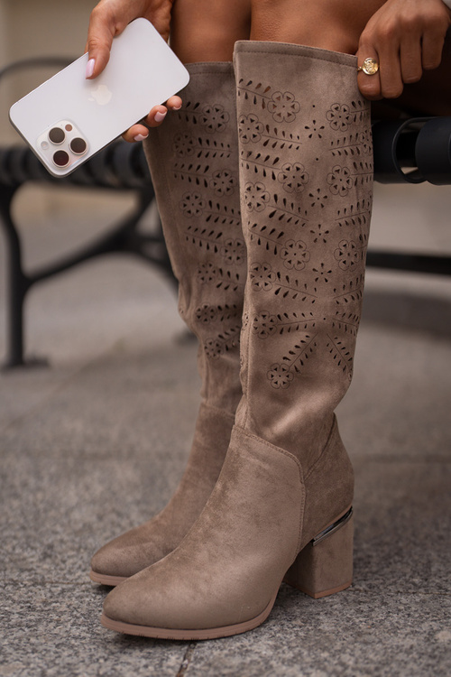 Жіночі вирізані чоботи на каблуці з еко-замші Vinceza 16443 темно-бежевий
