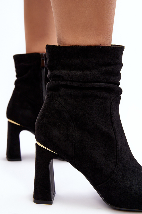 Жіночі ботильйони на блоковому каблуці та рюшах чорного кольору Phaga