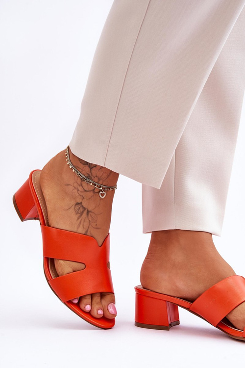 Класичні шкіряні босоніжки на низькому каблуці чорні Miley