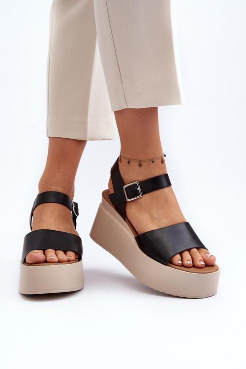 Жіночі чорні босоніжки на танкетці Geferia