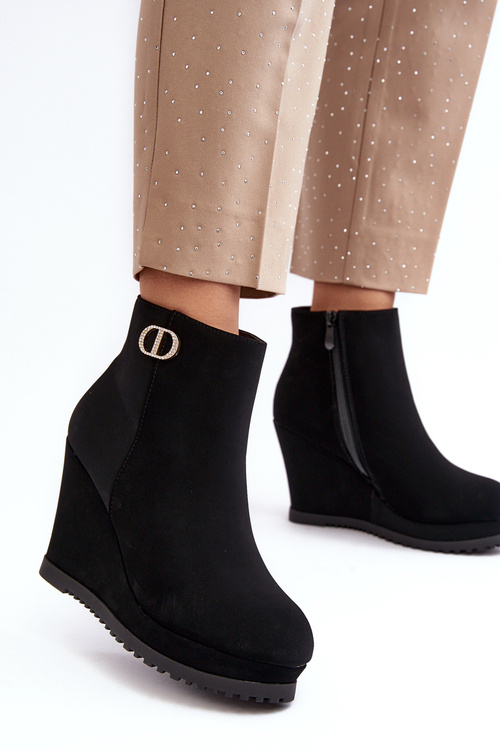 Чоботи жіночі на танкетці з дрібним декором Чорні Bertolina