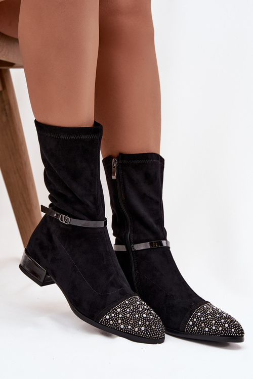 Жіночі черевики на низькому каблуці з оздобленням і ремінцем D&A MR52-165 Чорні