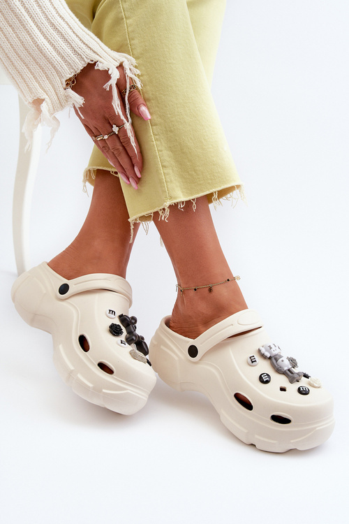 Жіночі легкі пінопластові шорти на масивній підошві білого кольору Matirra