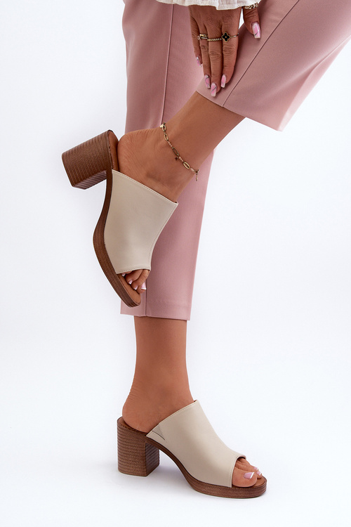 Елегантні світлі жіночі босоніжки на підборах бежеві Varnila