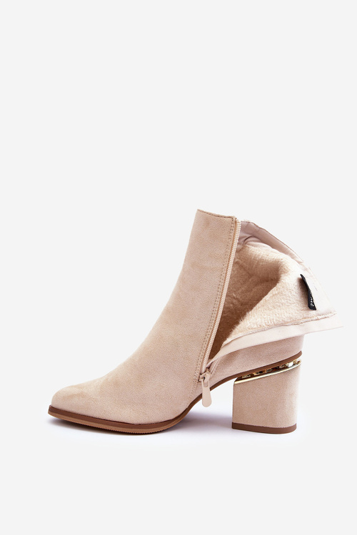 Бежеві шкіряні чоботи з ювелірними прикрасами