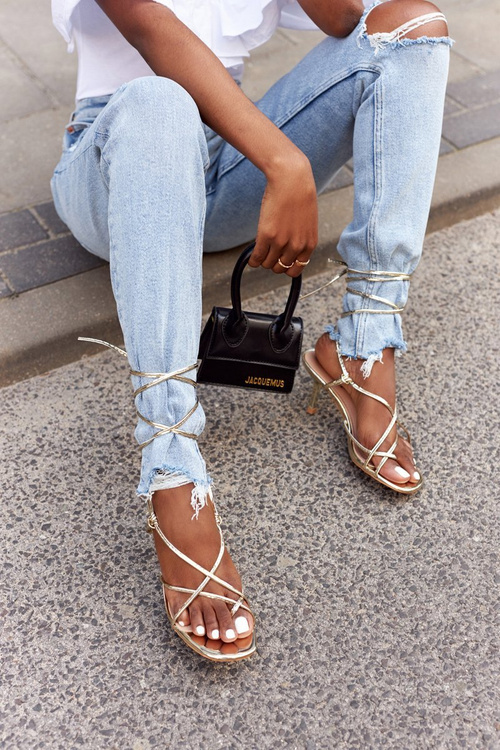 Босоніжки на високих підборах із шнурівкою та квадратним носком. Золотий подіум