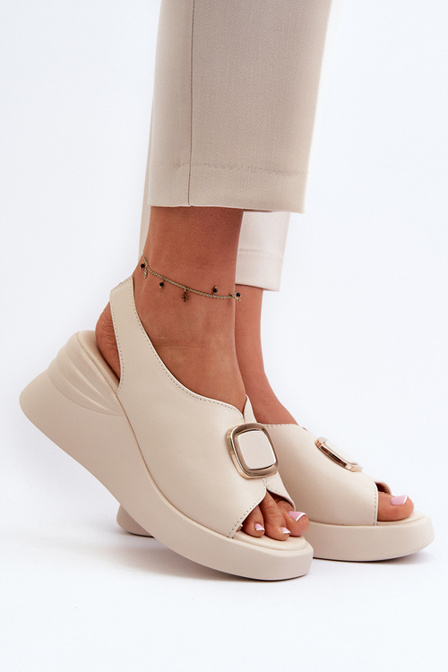 Шкіряні жіночі босоніжки на танкетці з орнаментом бежеві Salvania