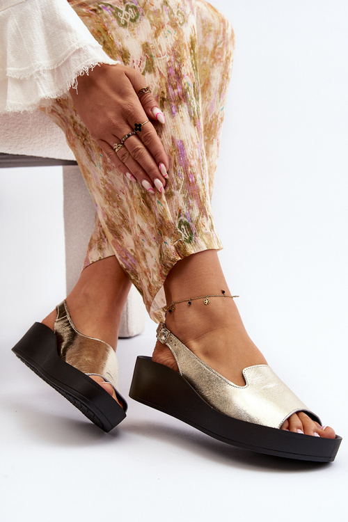 Жіночі шкіряні босоніжки на товстій підошві Zazoo 2893 золоті