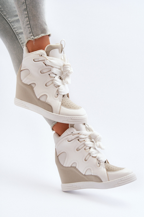 Жіночі кросівки на танкетці білі Leoppa