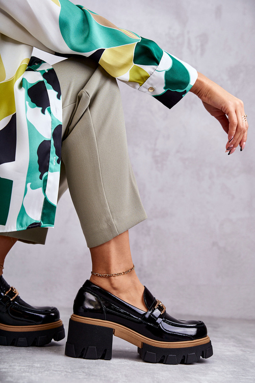 Лаковані туфлі на високих підборах із золотим орнаментом. Чорні лурди