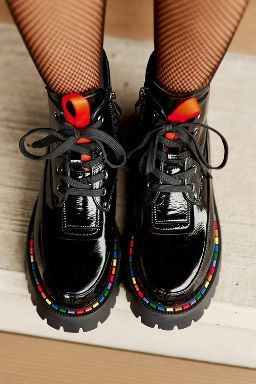 Шкіряні лаковані ботильйони робочі на блискавці чорні Anafra