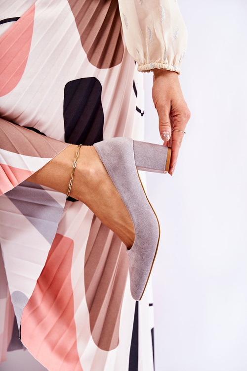 Класичні замшеві туфлі на каблуці сірого кольору