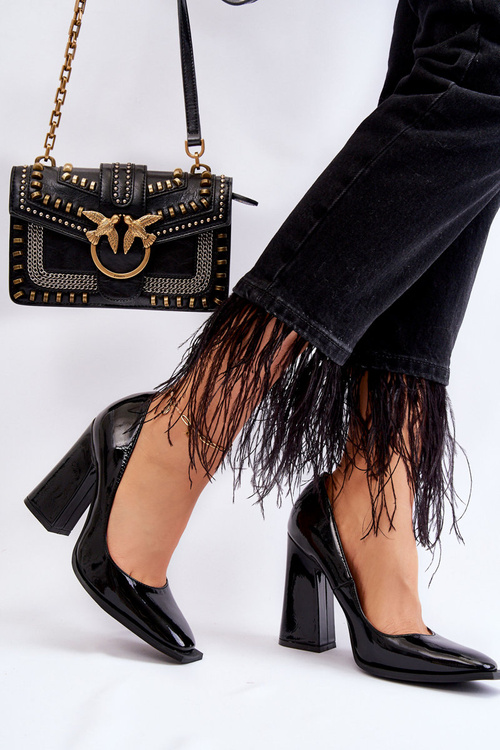 Модні лаковані туфлі на підборах чорного таємничого кольору