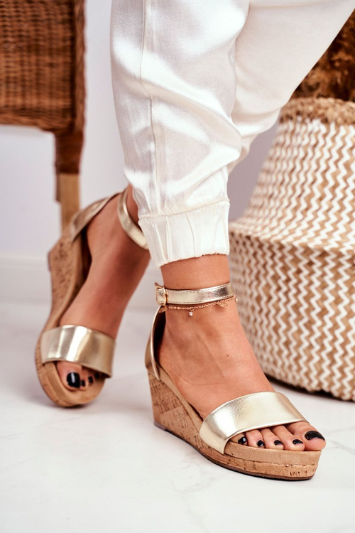 Жіночі босоніжки на танкетці золоті MarryMe