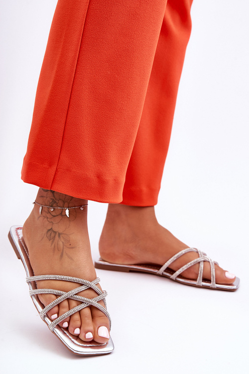 Жіночі босоніжки з ремінцями та шпильками сріблясті Leomi