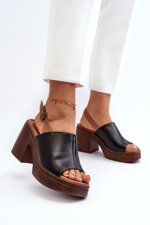 Елегантні жіночі босоніжки з бежевої екошкіри на блочному каблуці Vattima