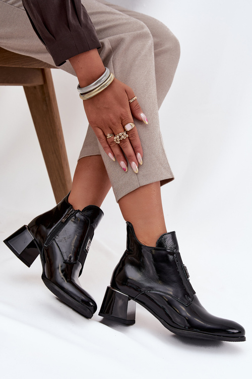 Шкіряні лаковані чоботи на каблуці з декоративним елементом ізольовані Zazoo 60560 Чорні
