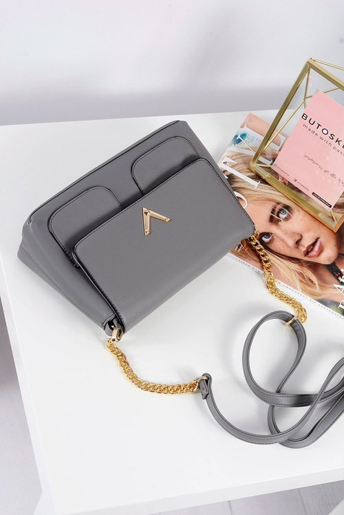 Класична сіра жіноча сумочка на золотий ланцюжок