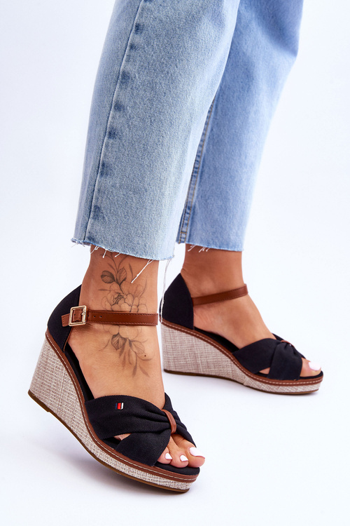 Жіночі босоніжки на плетеній танкетці Чорні Джудіт