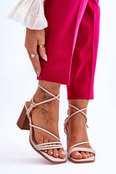 Жіночі шкіряні босоніжки на підборах бежеві Seyna