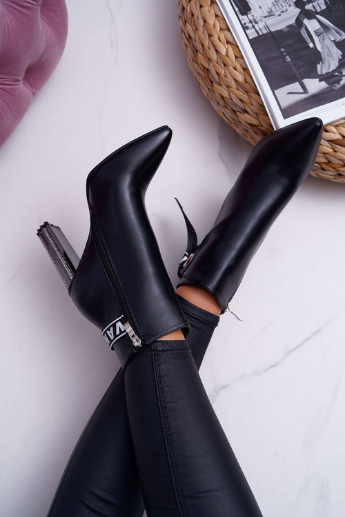 Жіночі гострі чоботи на шпильці чорного кольору Macada