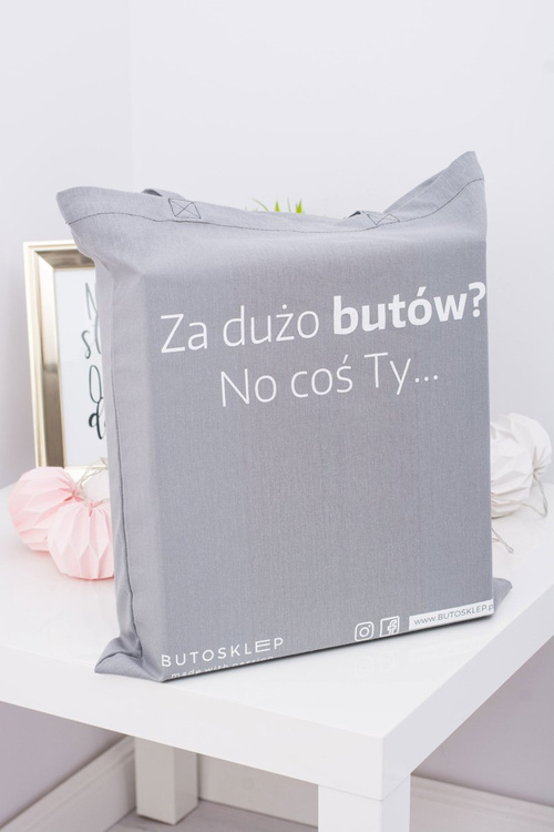 Сіра полотняна сумка, занадто багато взуття