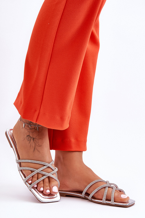 Жіночі босоніжки з ремінцями та шпильками сріблясті Leomi