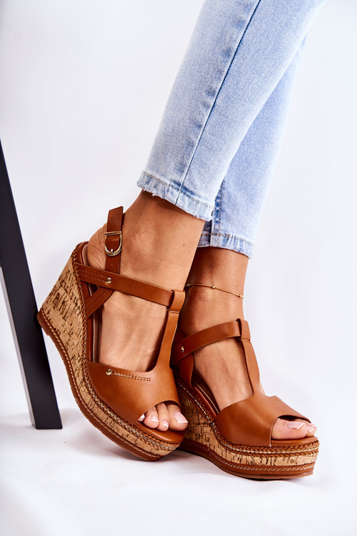 Класичні шкіряні босоніжки на танкетці коричневого кольору Valorin