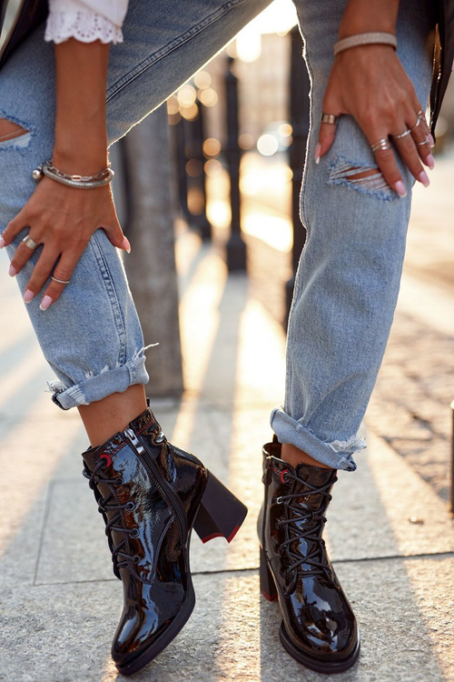 Жіночі чоботи на високих підборах лаковані чорні роблять це краще