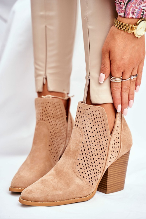 Жіночі чоботи на шпильці замшеві ажурні бежевих відтінків
