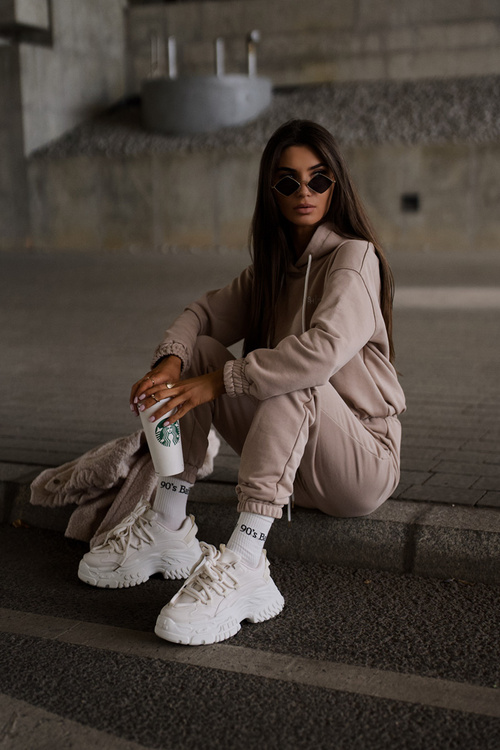 Жіночі кросівки на масивній підошві світло-бежевого кольору Nevela