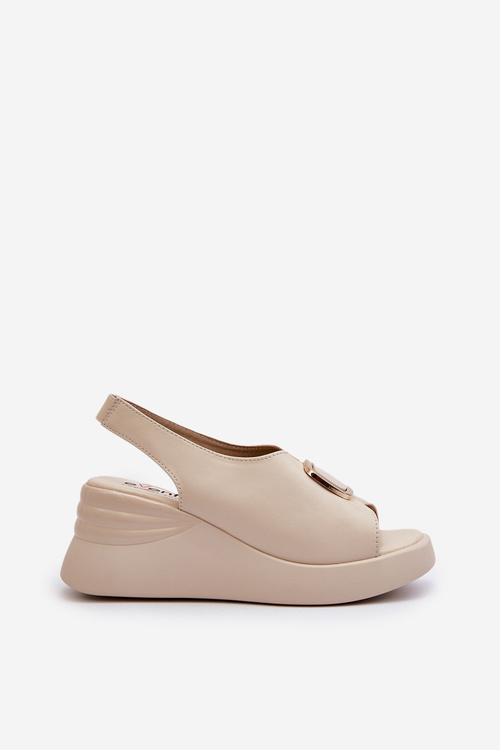 Шкіряні жіночі босоніжки на танкетці з орнаментом бежеві Salvania