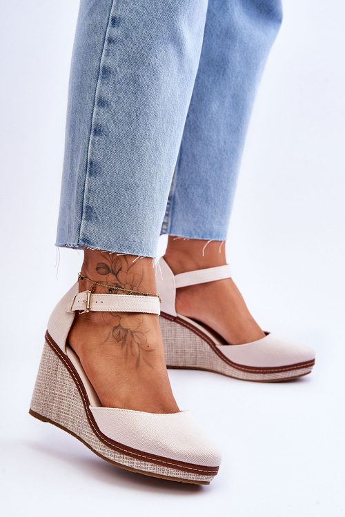 Жіночі класичні босоніжки на танкетці бежеві Malani