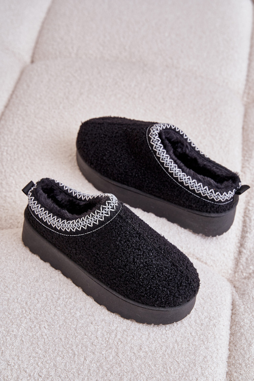 Жіночі зимові чоботи на платформі з вишивкою Tirissa чорного кольору