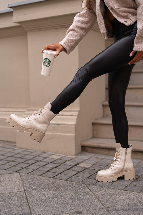 Шкіряні робочі ботильйони жіночі з метеликом, бежевий CheBello 4590