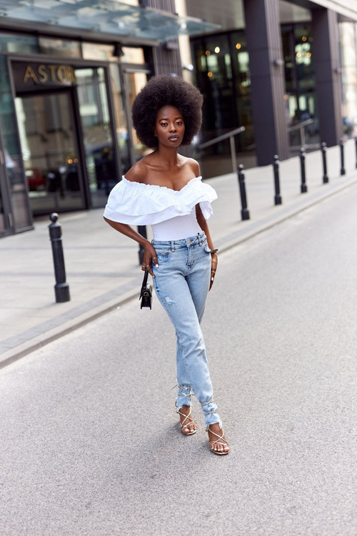 Босоніжки на високих підборах із шнурівкою та квадратним носком. Золотий подіум