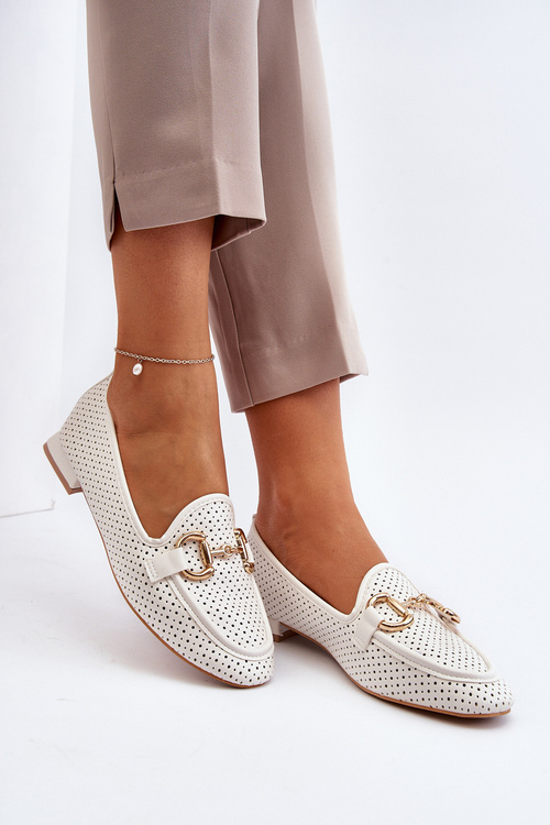 Жіночі мокасини на плоскій підошві з прикрасами білого кольору Iluvana