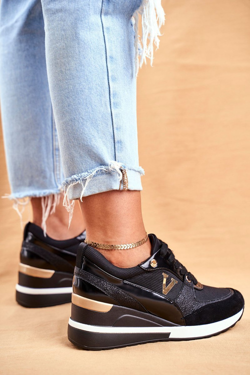 Жіночі кросівки на танкетці Black Isla