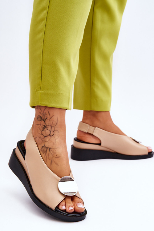 Жіночі замшеві босоніжки з пряжкою бежеві Camille