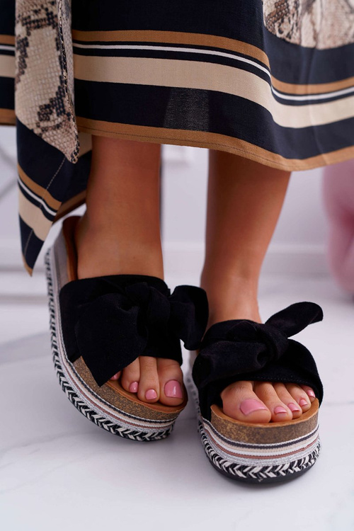 Жіночі шкіряні шльопанці на платформі з ремінцем чорного кольору Chantal