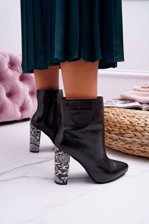 Жіночі чоботи на шпильці з мотивом змії чорного кольору Vernel